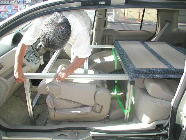車の車内で組立解体ができるベッドキット-